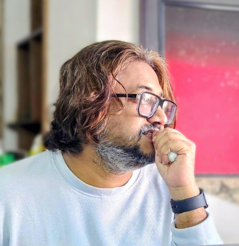 রাতের নিজের একটা গন্ধ আছে